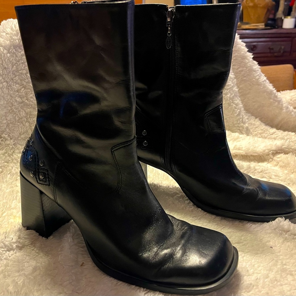 Harley-Davidson Black Heeled Boots with Mid-Calf Design